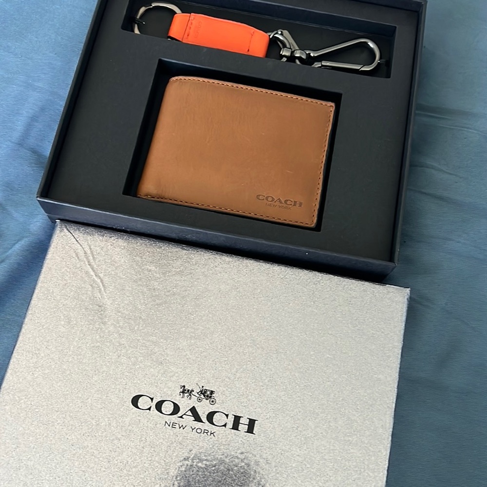 Brand New with gift Box & bag - Men’s Bifold wallet in Saddle w/orange key Chain